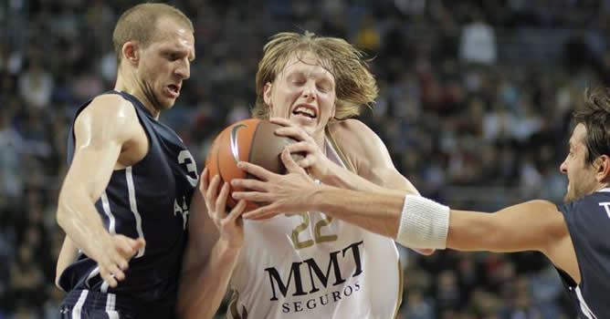 Kyle Singler pelea por el control del balón