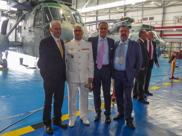 Eduardo Ruiz Mañogil, a la izquierda, junto a algunos compañeros que fueron homenajeados recientemente en la base de Rota