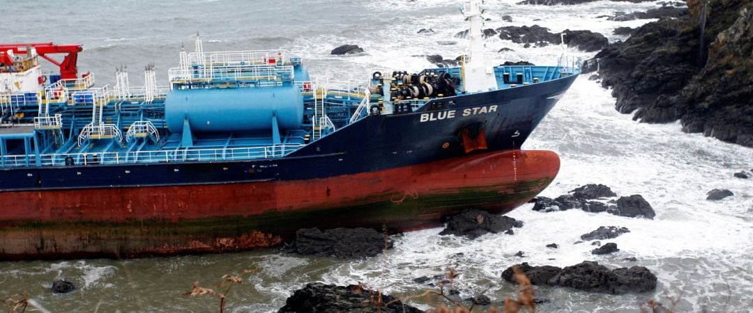 El buque, tras encallar en la costa de Ares