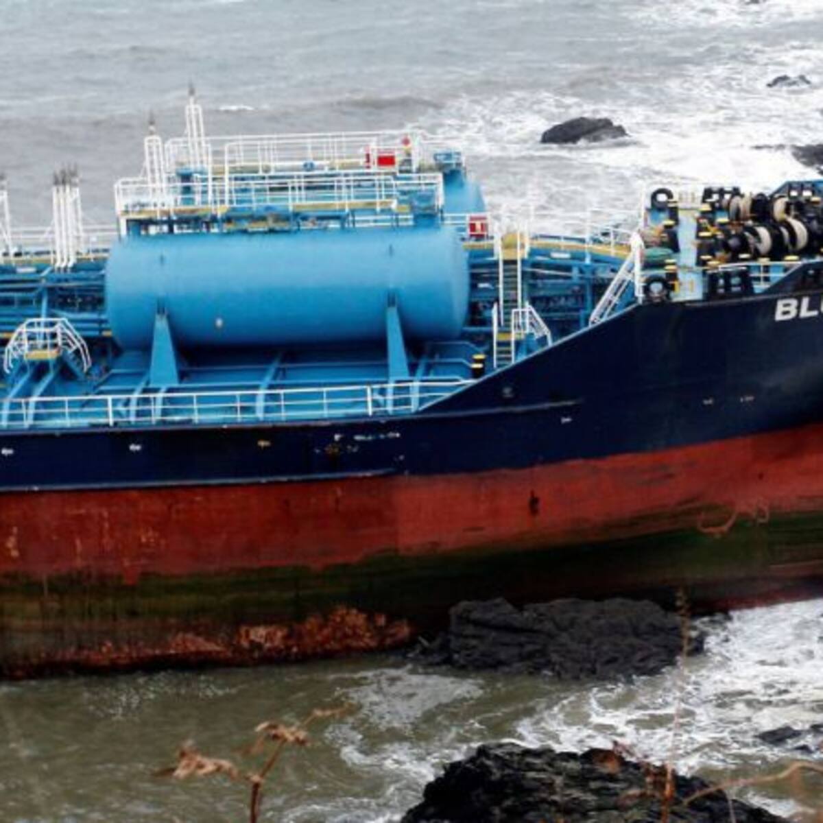 La extracción del combustible del 'Blue Star' puede empezar este martes