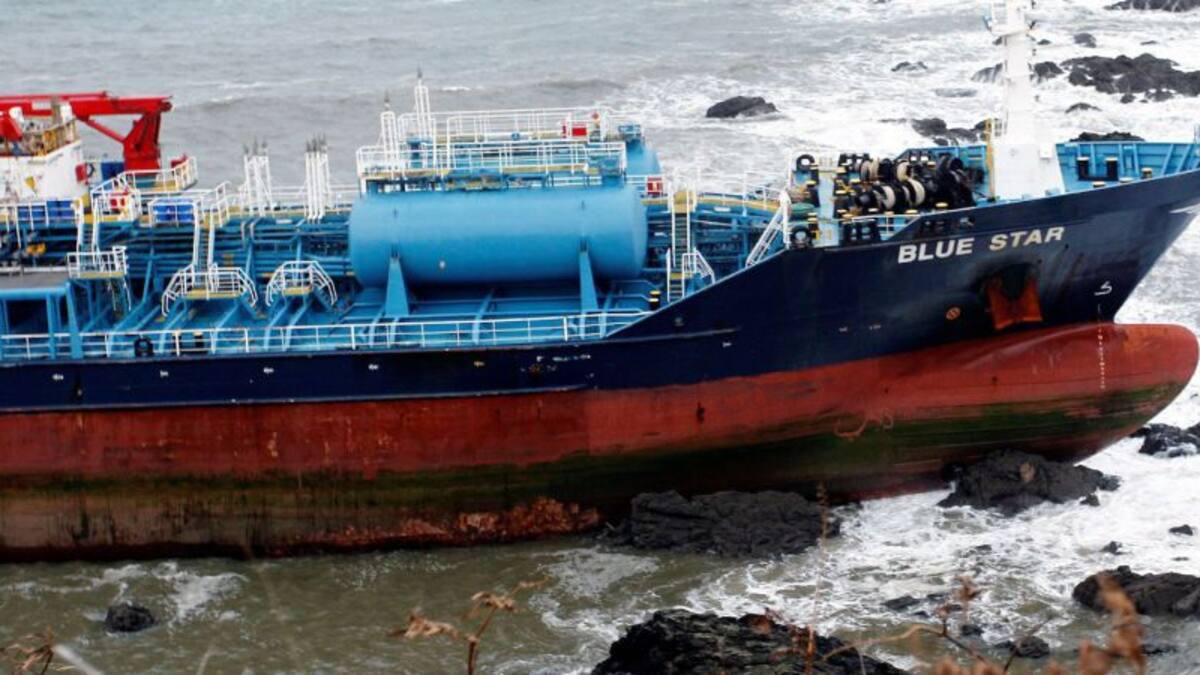 La extracción del combustible del 'Blue Star' puede empezar este martes