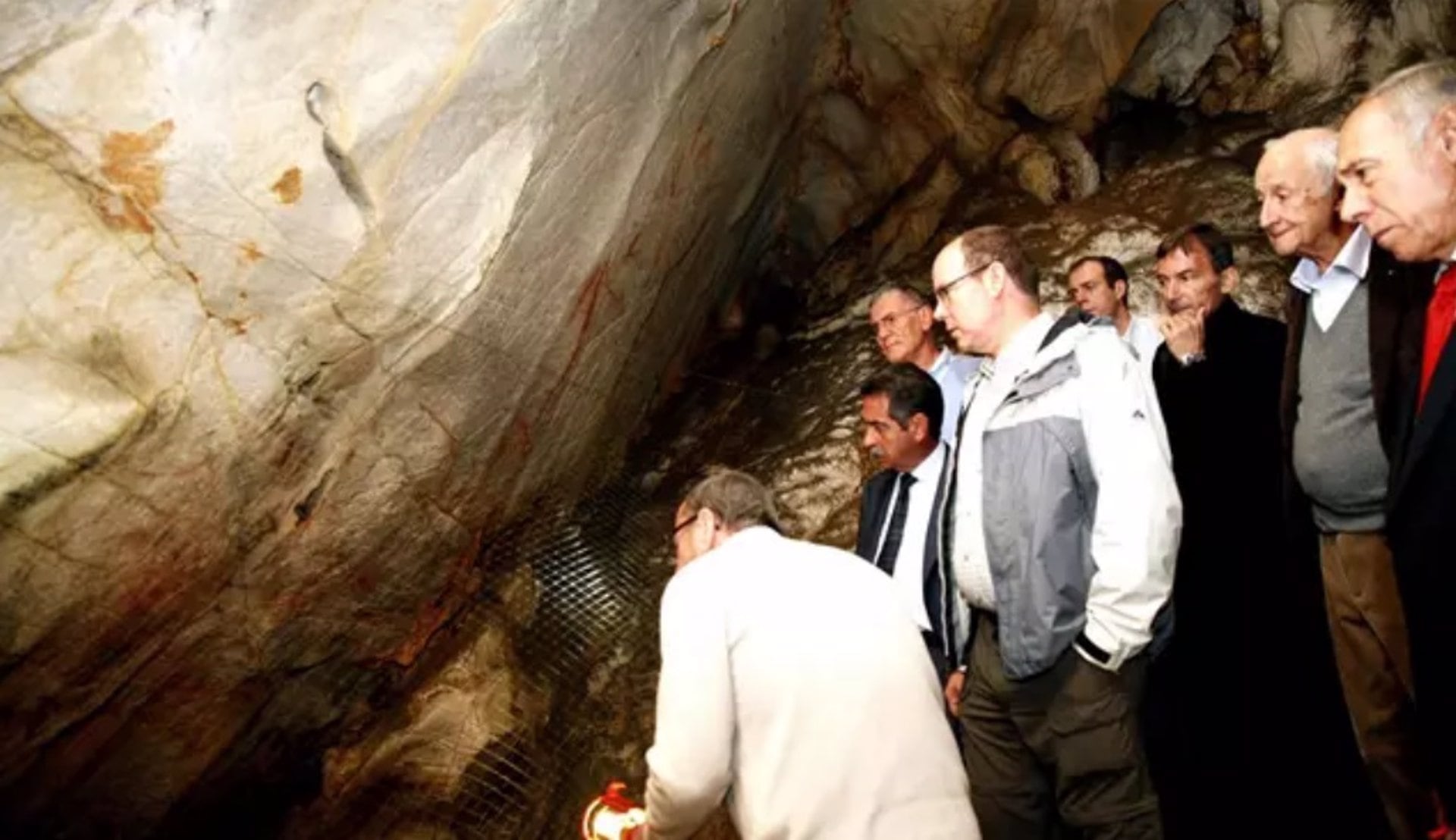 Alberto de Mónaco, en la visita que en 2010 realizó a las Cuevas del Castillo de Puente Viesgo.