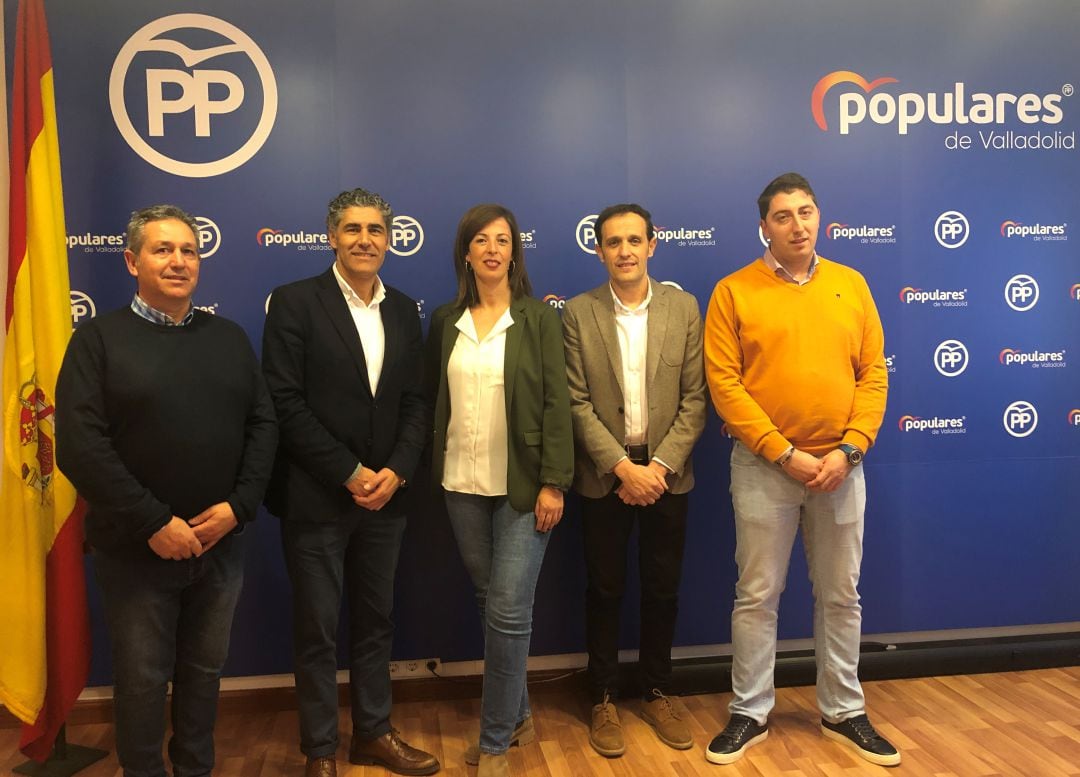 Foto de familia durante la presentación de los nuevos candidatos