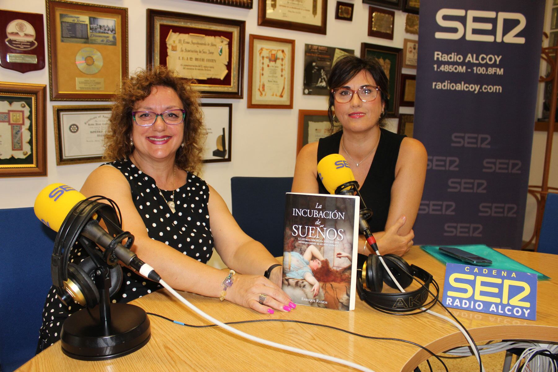 Begoña Doménech y Begoña Beneyto con un ejemplar del nuevo libro de Enrique Ramos