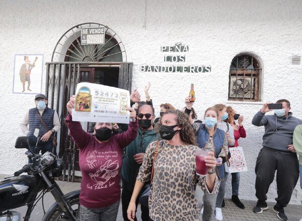 Varias personas celebran el tercer premio del Sorteo Extraordinario de Navidad en Barbate, Cádiz.