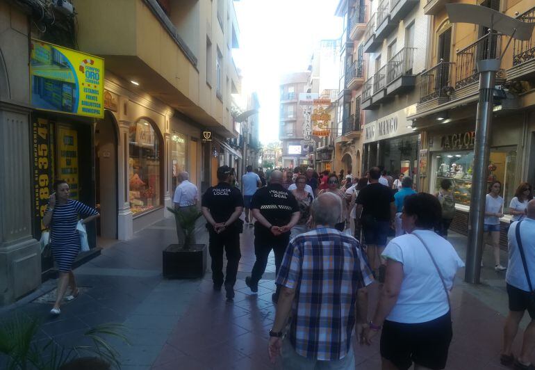 Pasaje del comercio durante un día de rebajas.