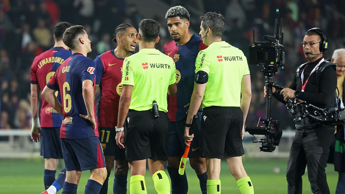 "¿Qué piensas que haces? ¡La concha de tu p*** madre": sale a la luz la conversación entre Raphinha y el linier del Barça-Betis