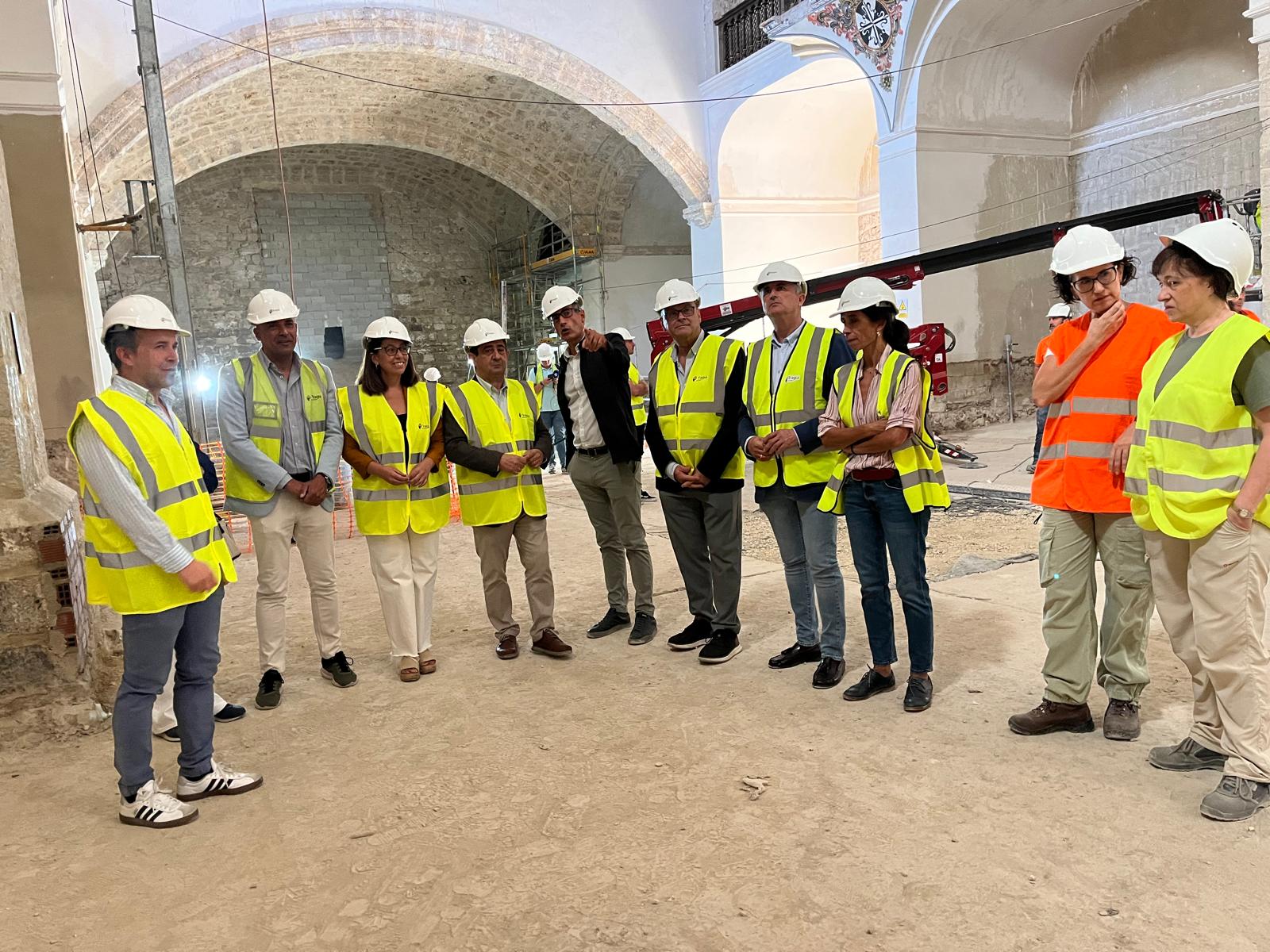 El presidente de la  Diputación de Jaén, Paco Reyes (cuarto por la izqda), durante una visita a las obras de la iglesia de Santo Domingo.