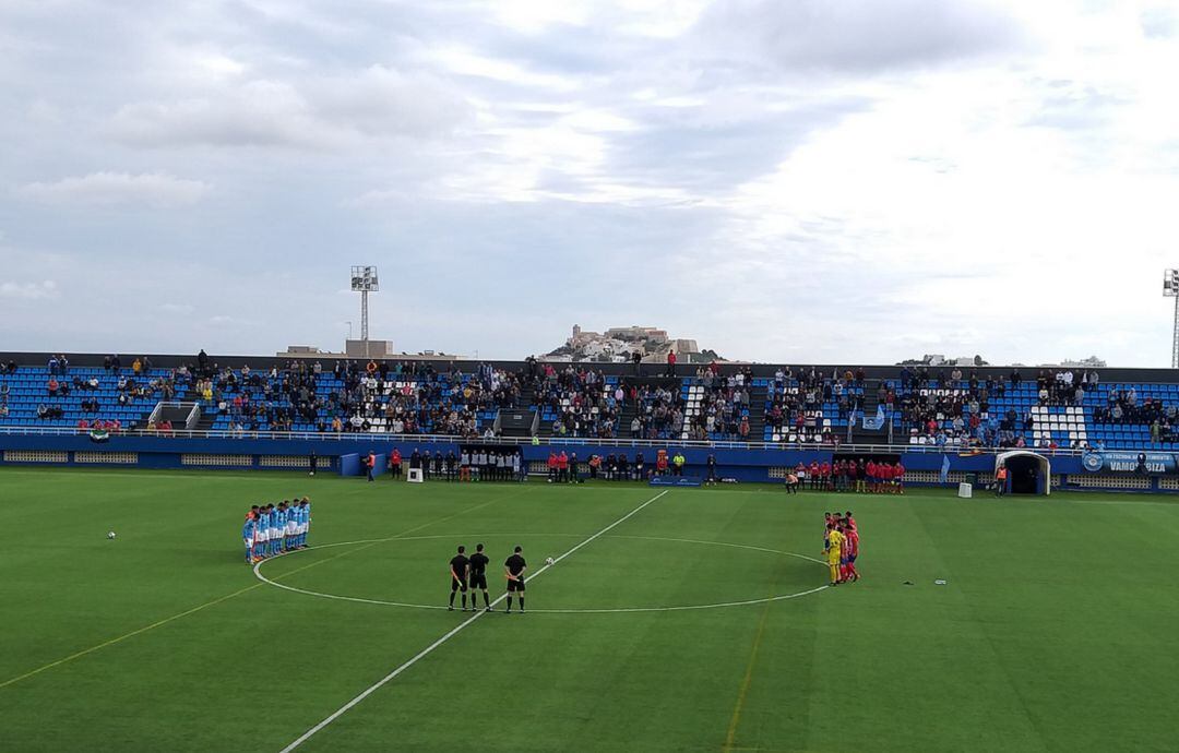 Antes del partido se guardó un minuto de silencio por el fallecimiento del padre del presidente de la UD Ibiza