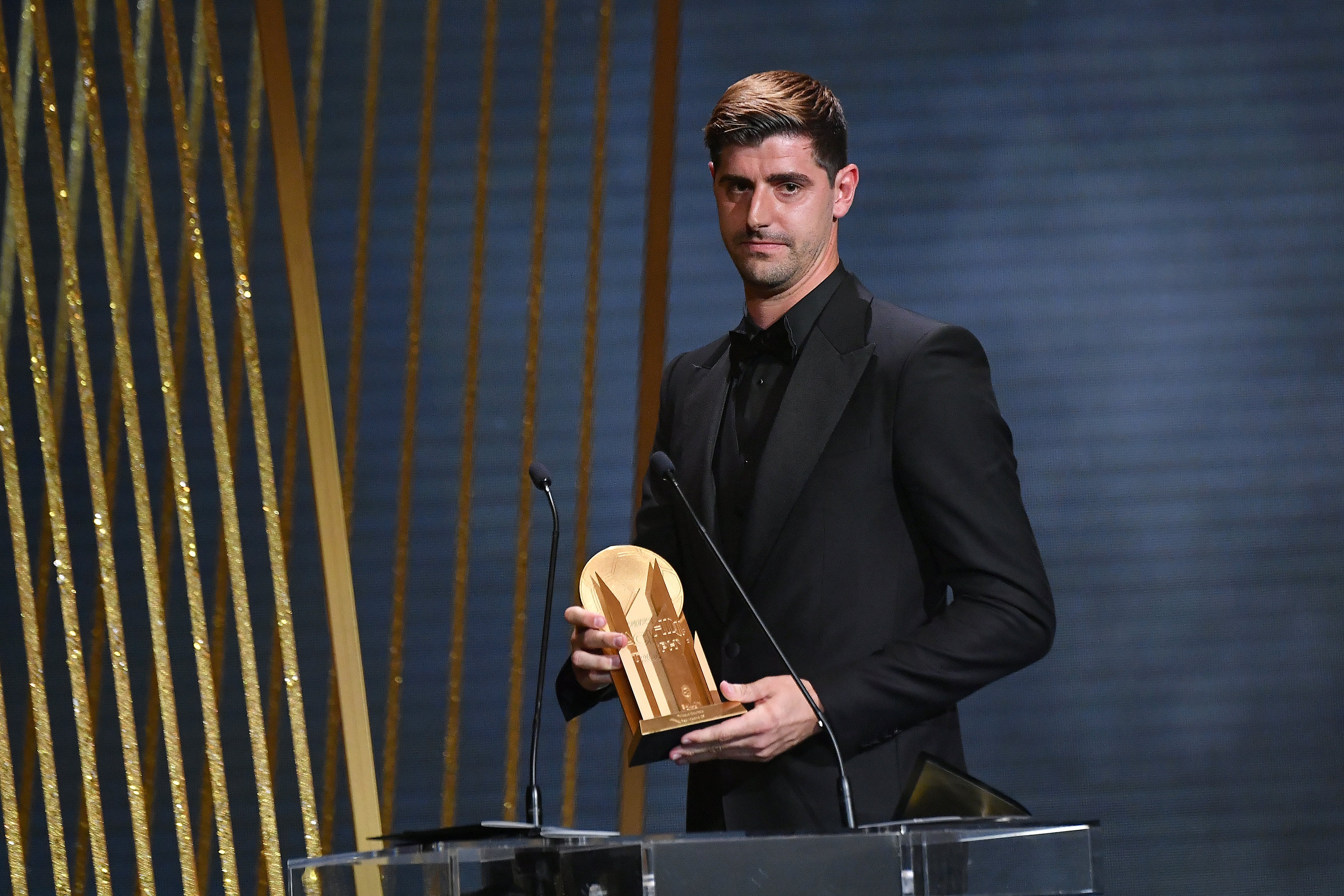 Courtois recibe el Trofeo Yashin en la gala del Balón de Oro. (Photo by Aurelien Meunier/Getty Images)