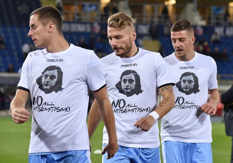 Los jugadores del Lazio calientan antes del partido contra el Bolonia con la camiseta contra el antisemitismo. 