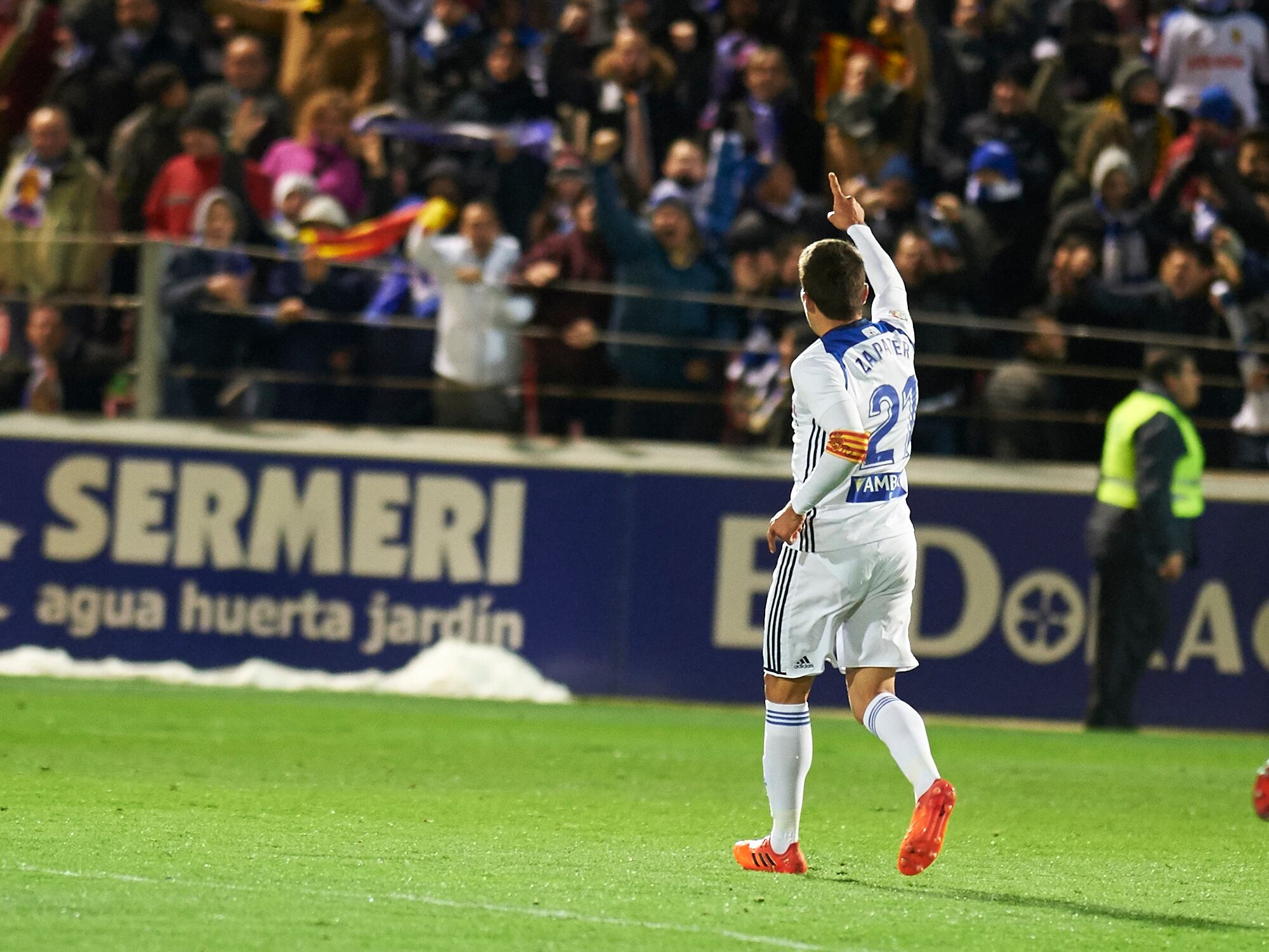 Zapater saluda a la afición del Real Zaragoza en una visita a El Alcoraz