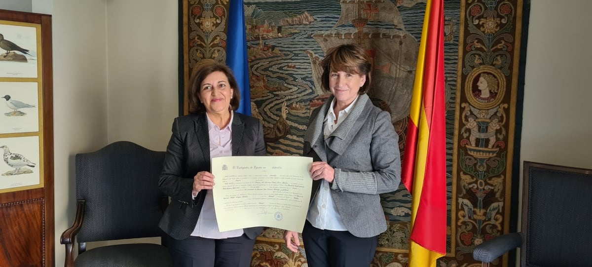 Carmen Malo en el momento de recibir la Carta Patente