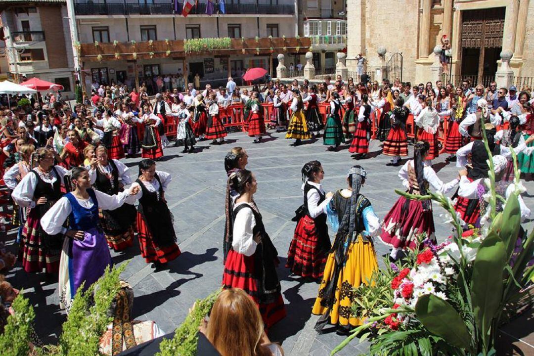 Una de las actuaciones del Grupo de Danzas Rauda en la Plaza Mayor de Roa.