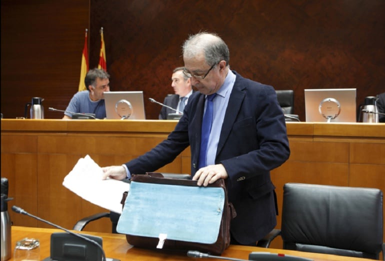 Fernando Gimeno, momentos antes de su comparecencia en la Comisión de Hacienda de las Cortes