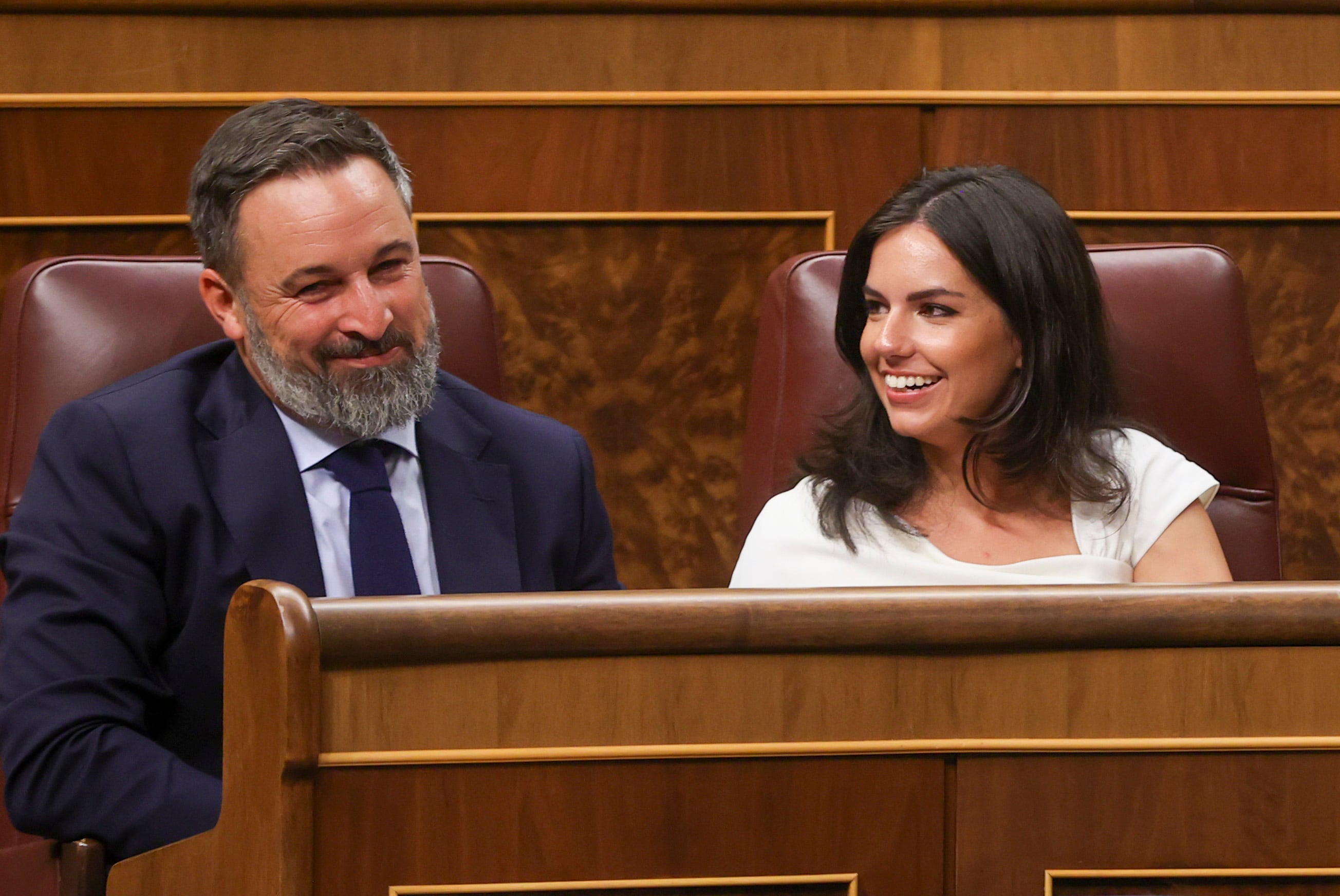 El líder de Vox, Santiago Abascal, y la diputada, María José Rodríguez, en el Congreso de los Diputados