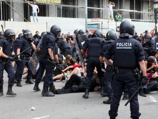 Imagen de archivo de una carga de los Mossos en mayo de 2012