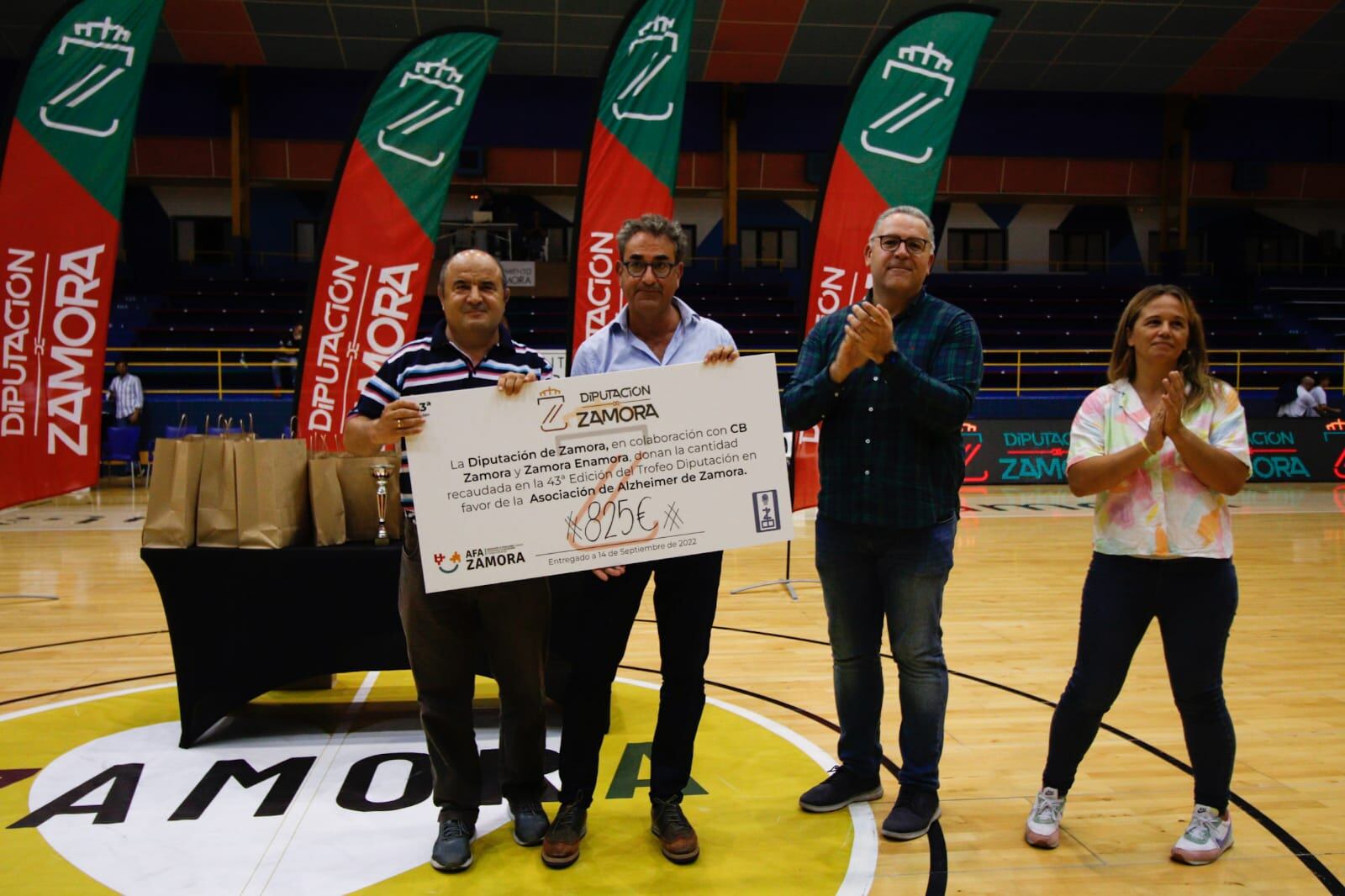 Entrega del cheque solidario a Alzheimer Zamora