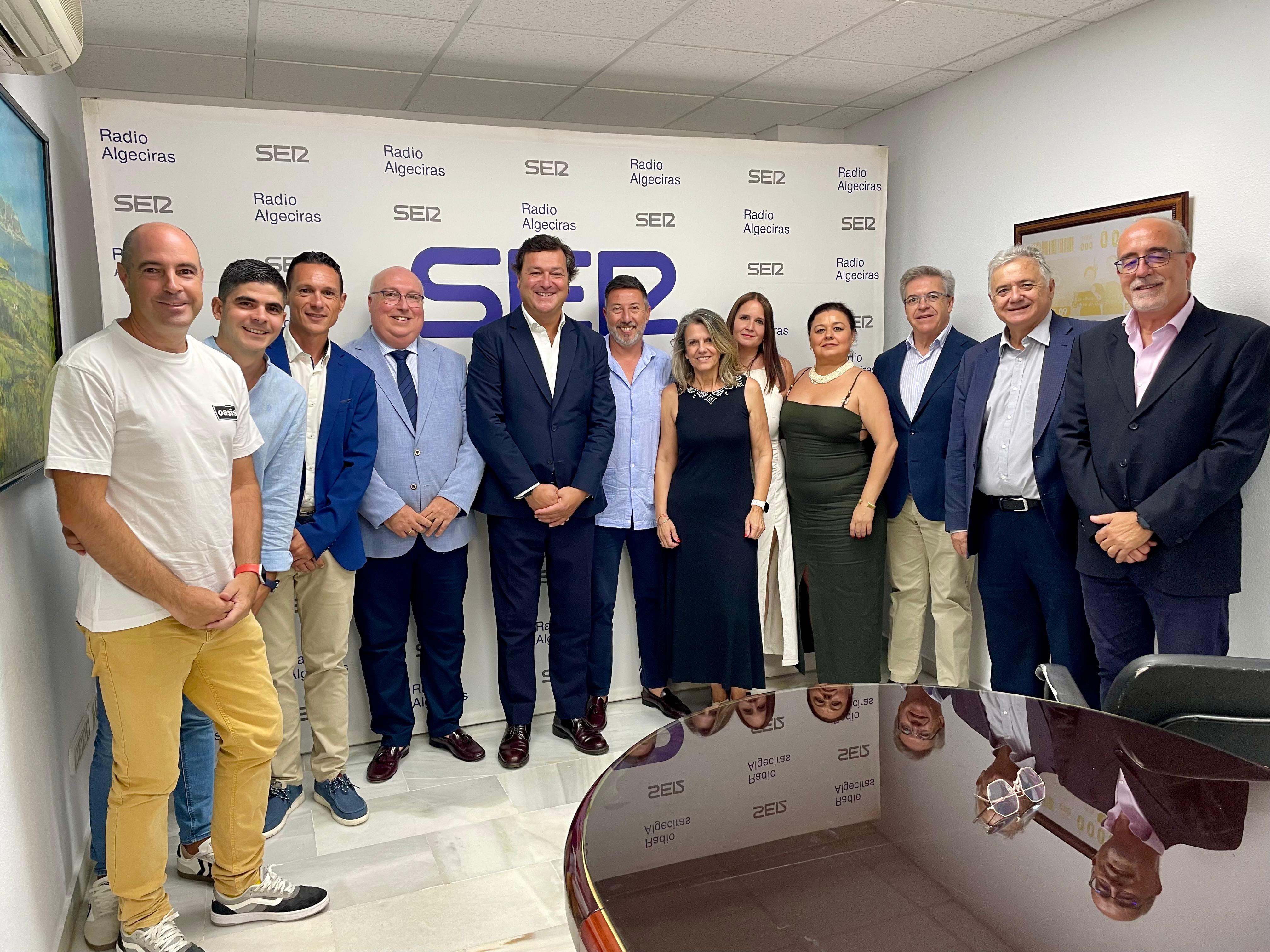Plantilla de Radio Algeciras junto a directores de la emisora