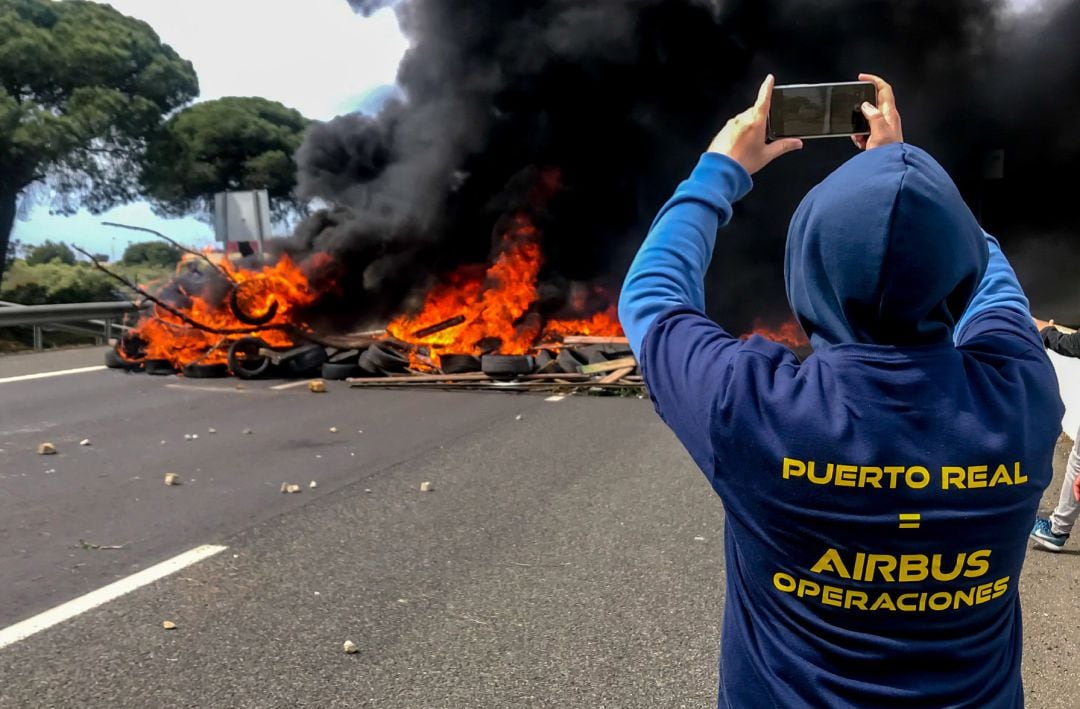 Un trabajador fotografía una barricada en la última manifestación contra el cierre de Airbus Puerto Real