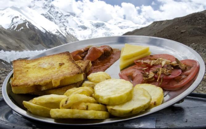 Sardinas, patatas, queso de yak, pan de molde y aceite de oliva. ¿Para qué más?