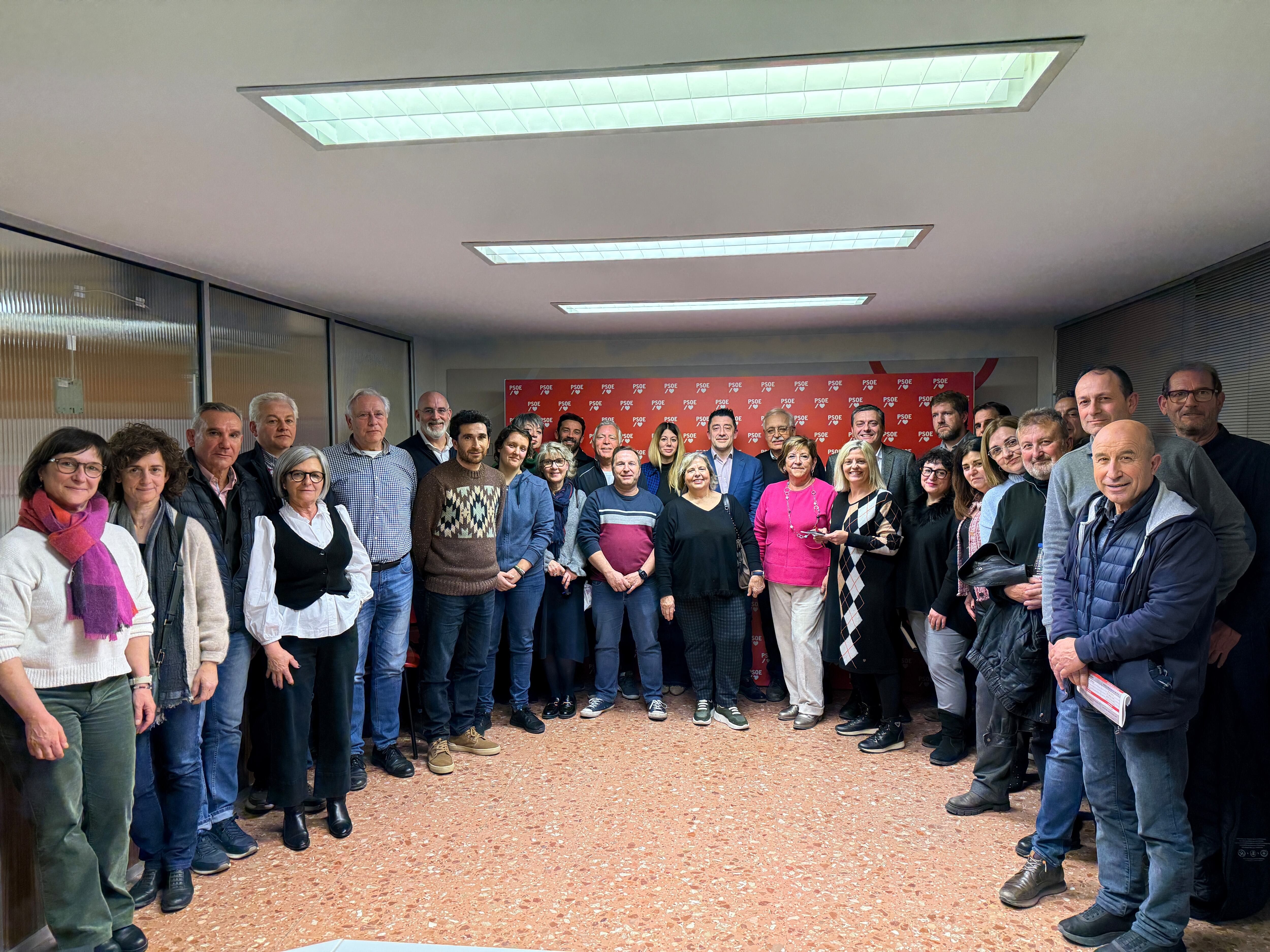 Asistentes a la reunión celebrada en la sede del PSOE Alto Aragón