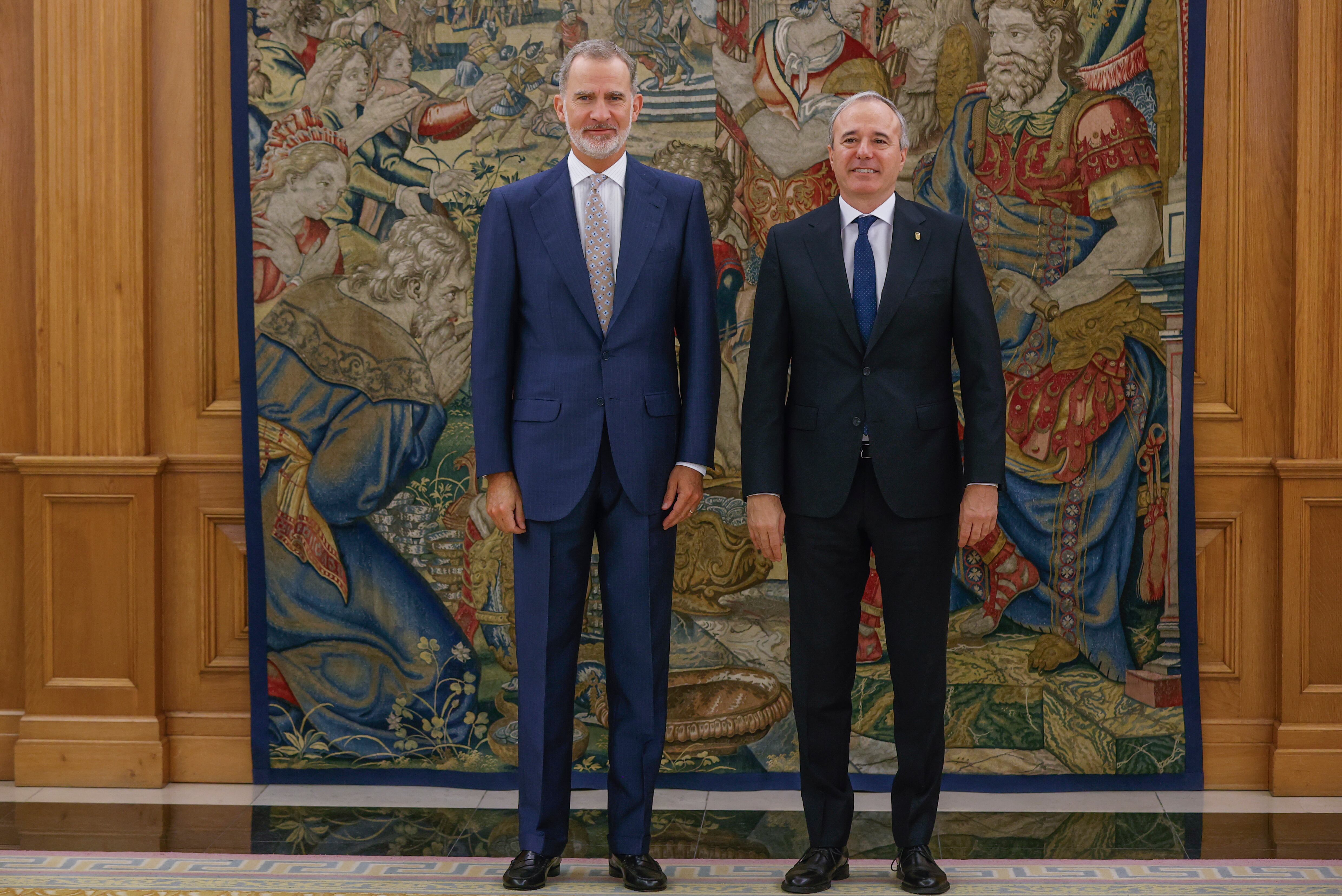 MADRID, 20/09/2023.- El rey Felipe VI (i) recibe en audiencia al presidente de Aragón, Jorge Azcón, en el palacio de la Zarzuela, este miércoles en Madrid. EFE/ Juan Carlos Hidalgo
