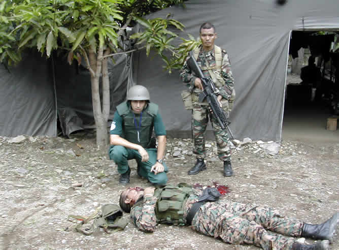 Cuerpo sin vida del Ex-Comandante Alfredo Reinado en el jardin de la casa del Presidente de la Republica Sr. Ramos Horta