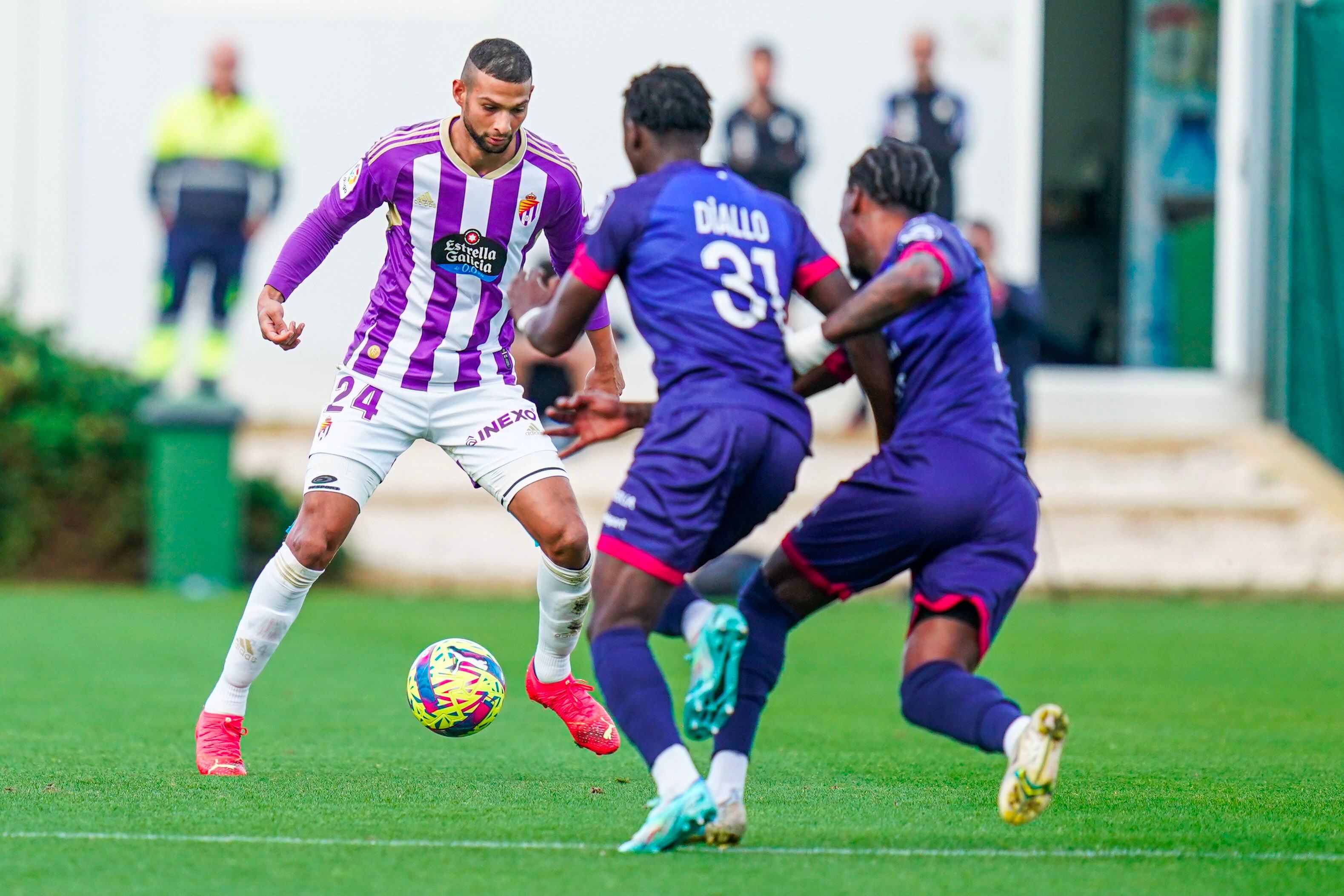 Joaquín ante dos jugadores del Clermont