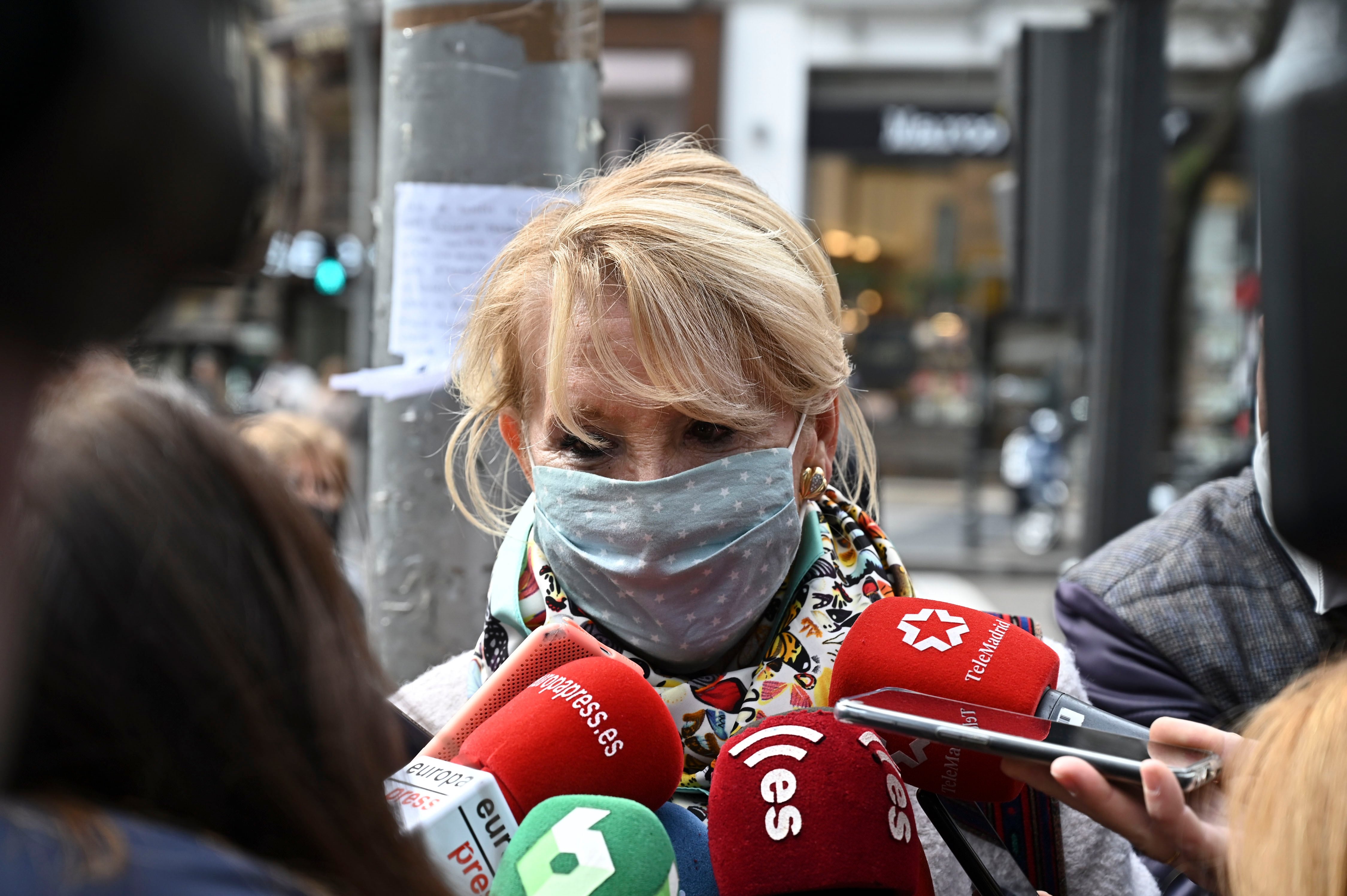 La expresidenta de la Comunidad de Madrid Esperanza Aguirre atiende a la prensa a su llegada a la reunión del Comité Ejecutivo Autonómico, este viernes en Madrid.