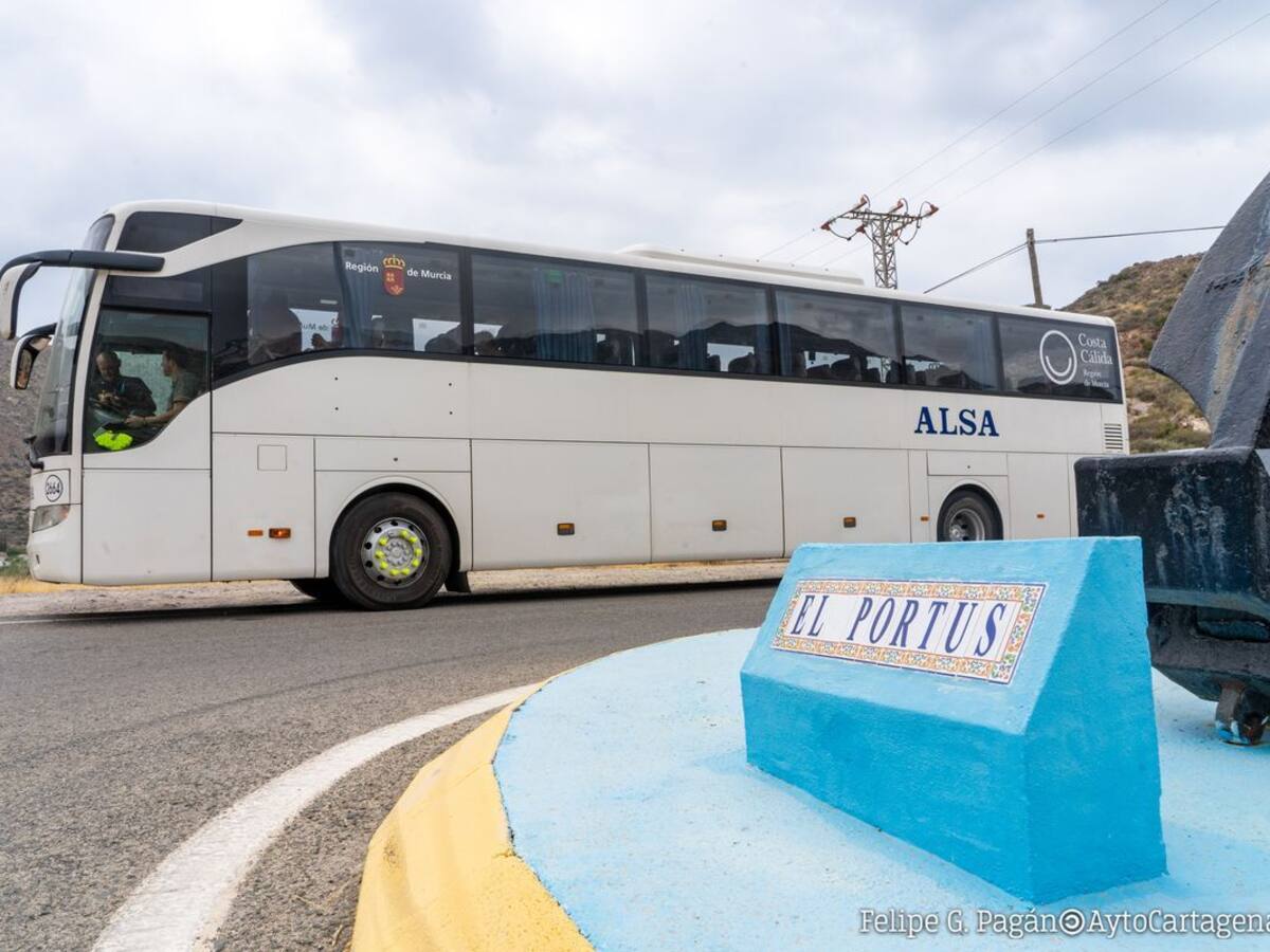 El Bus Playa volverá a conectar este verano desde este sábado el centro de la ciudad con Cala Cortina y El Portús