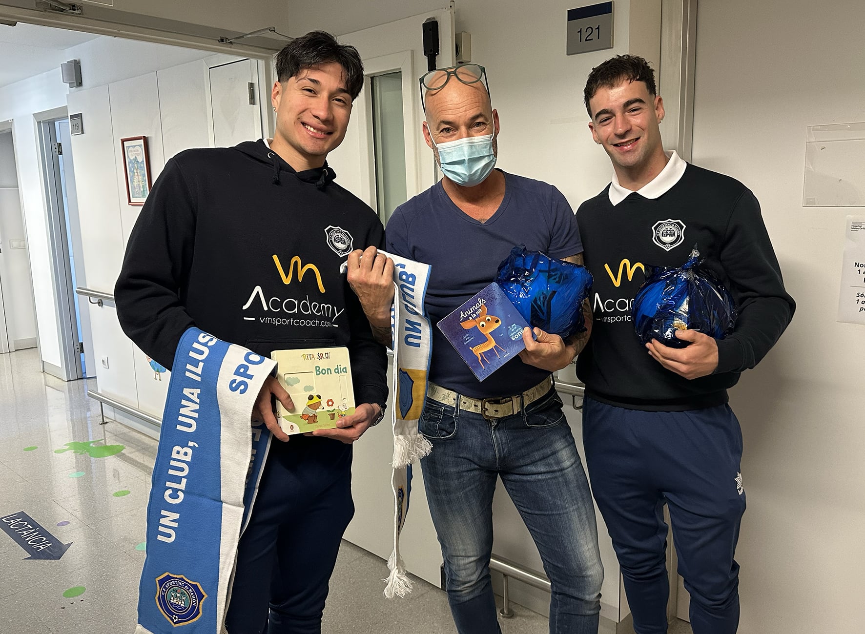 La delegació de l'Sporting de Mahón al Mateu Ofila.