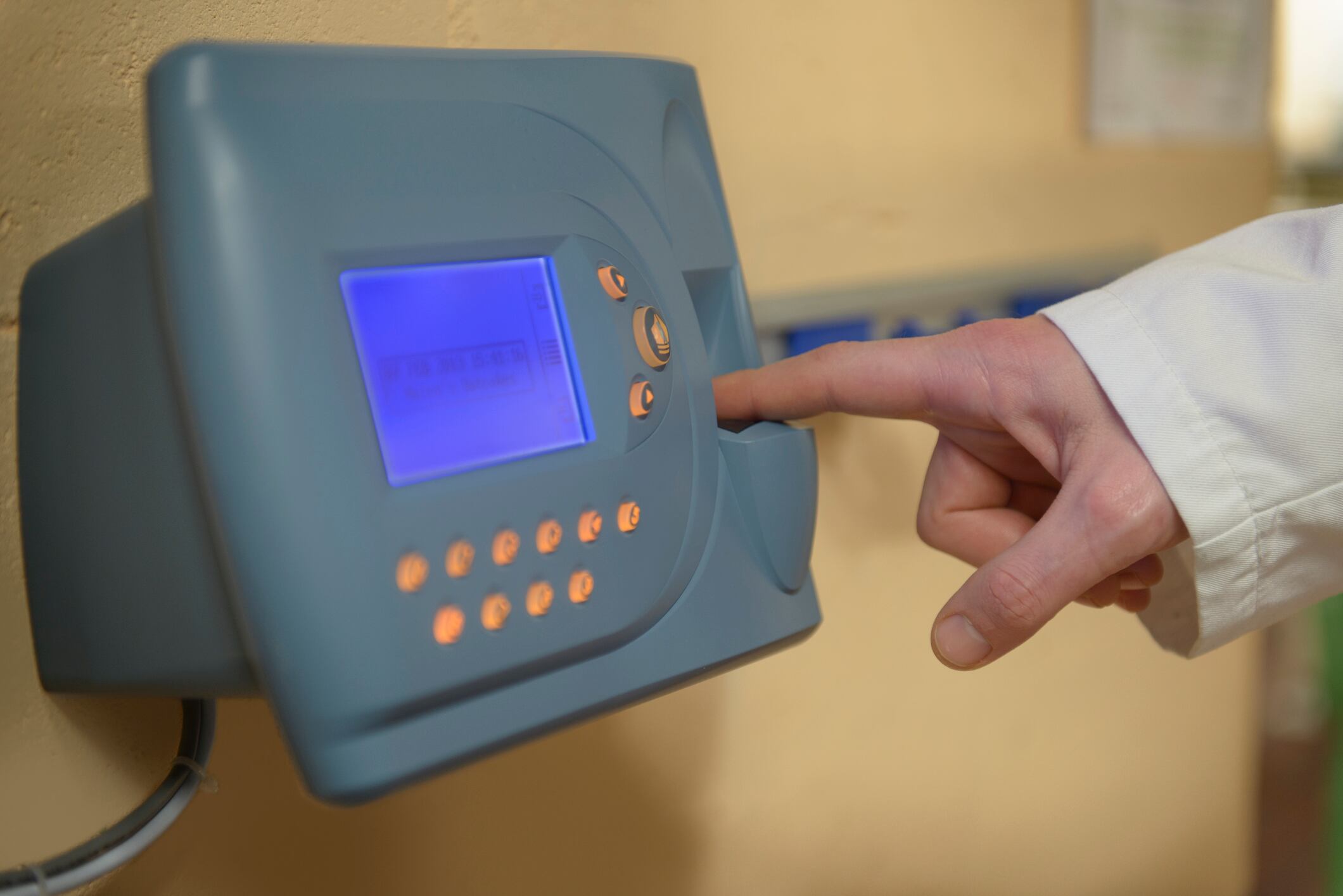 El control horario o de acceso por biometría debe ser cambiado por otros medios que no afecten a datos tan sensibles