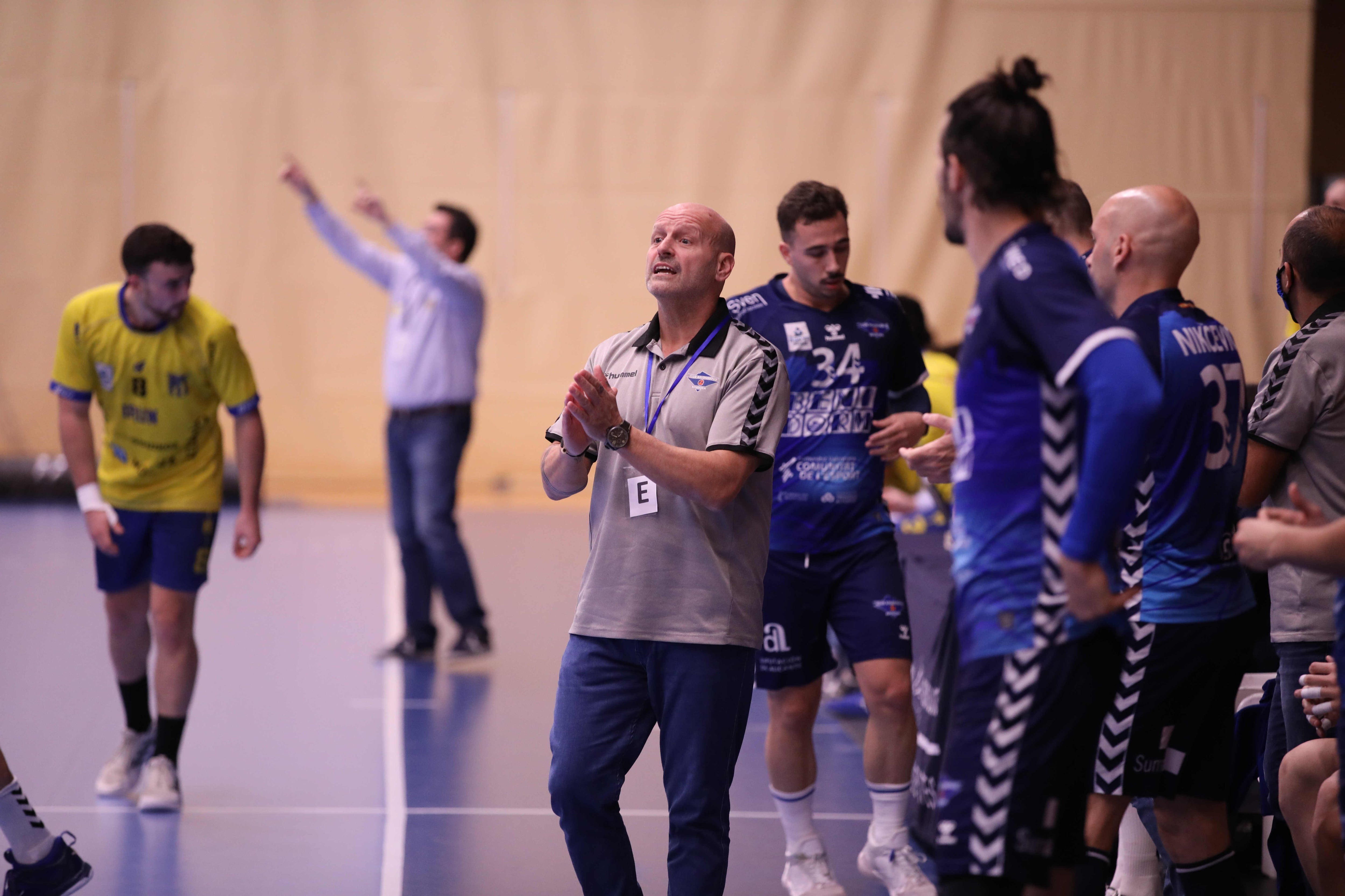 Fernando Latorre durante un partido con el BM Benidorm