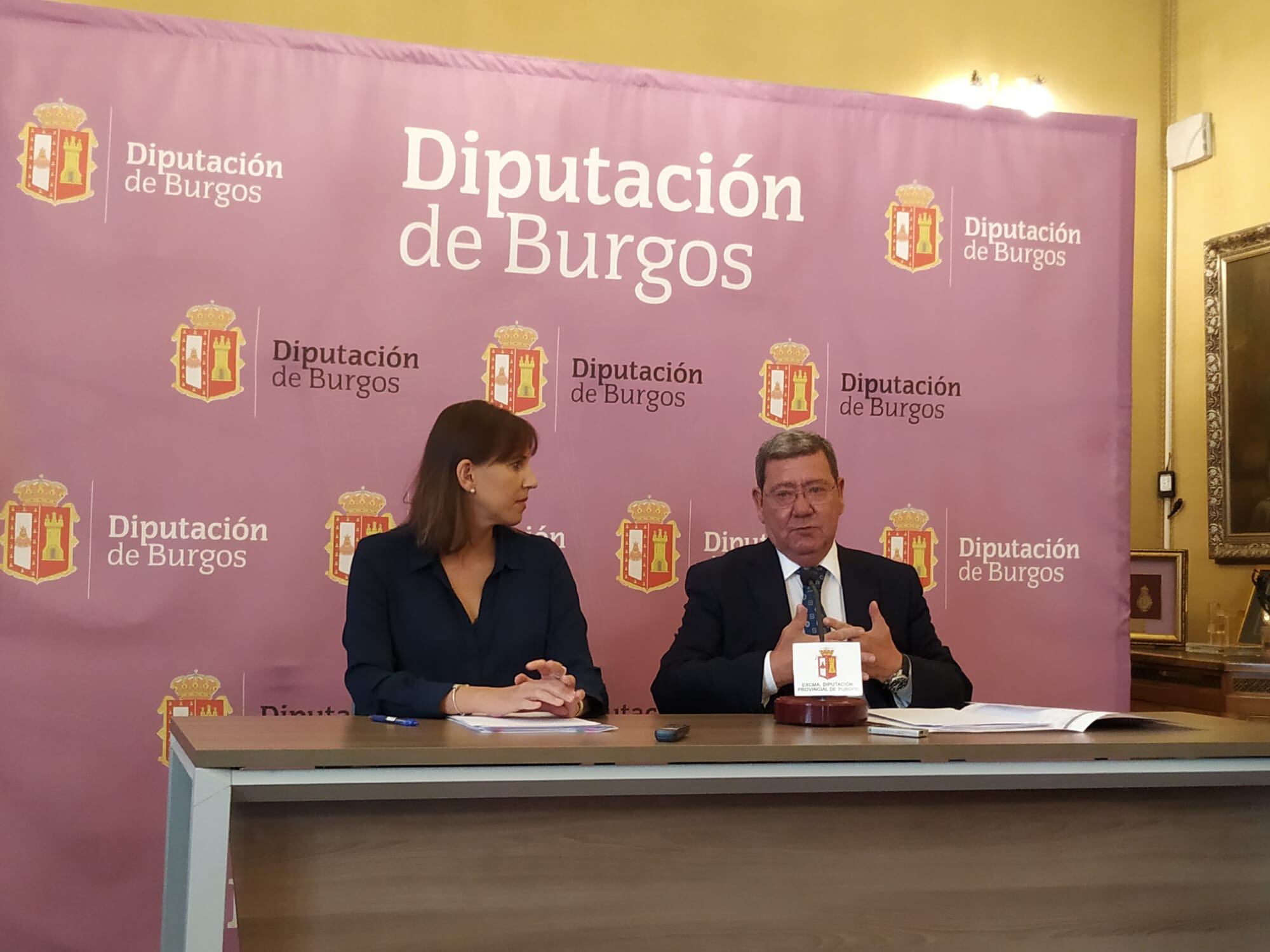 El presidente de la Diputación, César Rico (derecha) y la Portavoz de Ciudadanos en Diputación, Laura Puente.