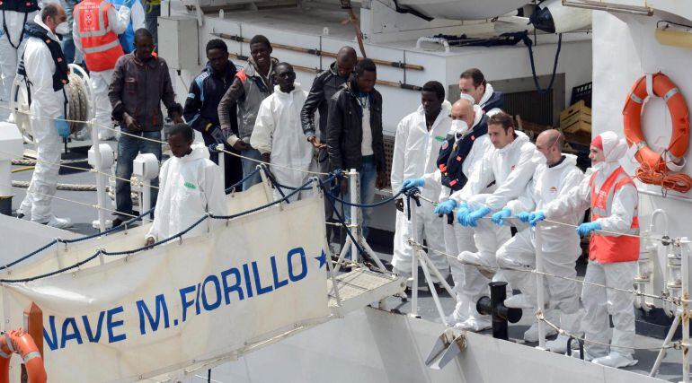 Algunos de los 84 inmigrantes rescatados en el estrecho de Sicilia,  a su llegada al puerto de Catania.