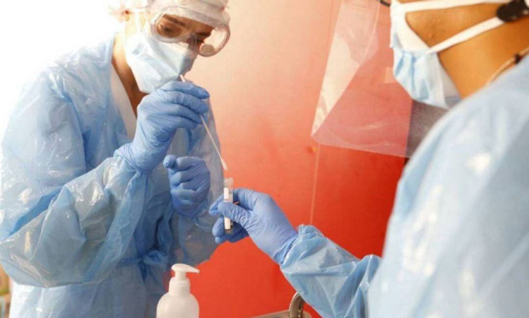 Dos sanitarias con un test de Covid.