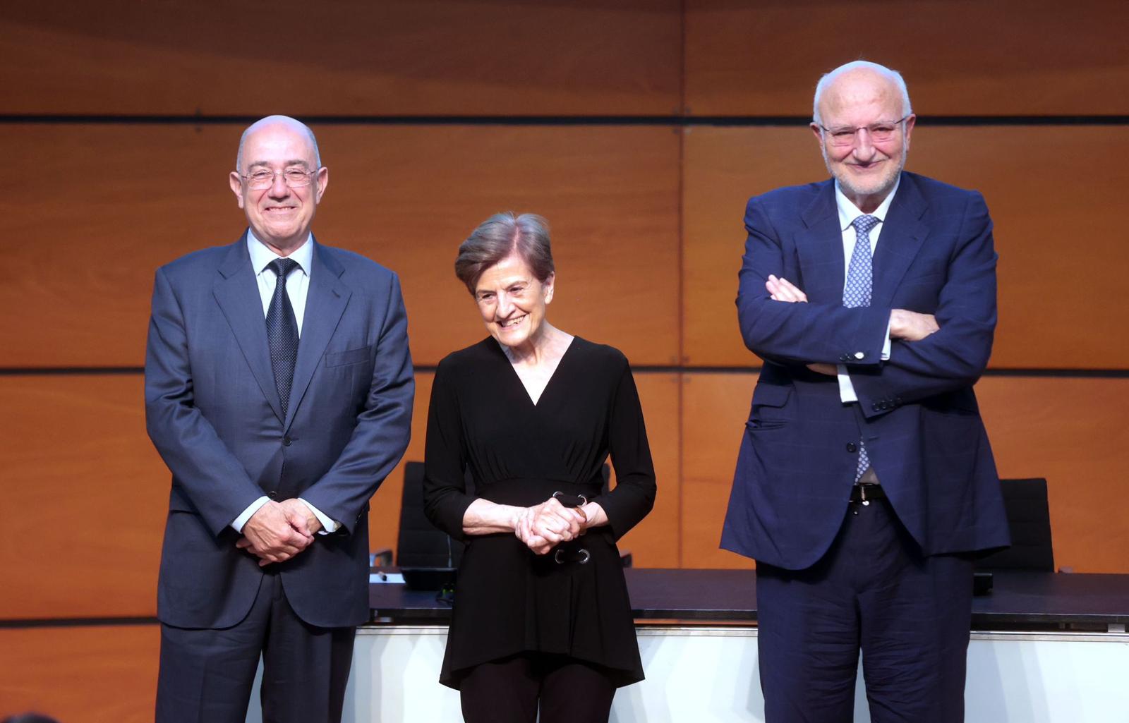 Juan Roig (d) junto a Adela Cortina y Pedro Coca