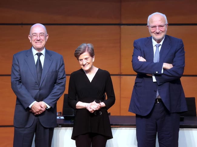 Juan Roig (d) junto a Adela Cortina y Pedro Coca