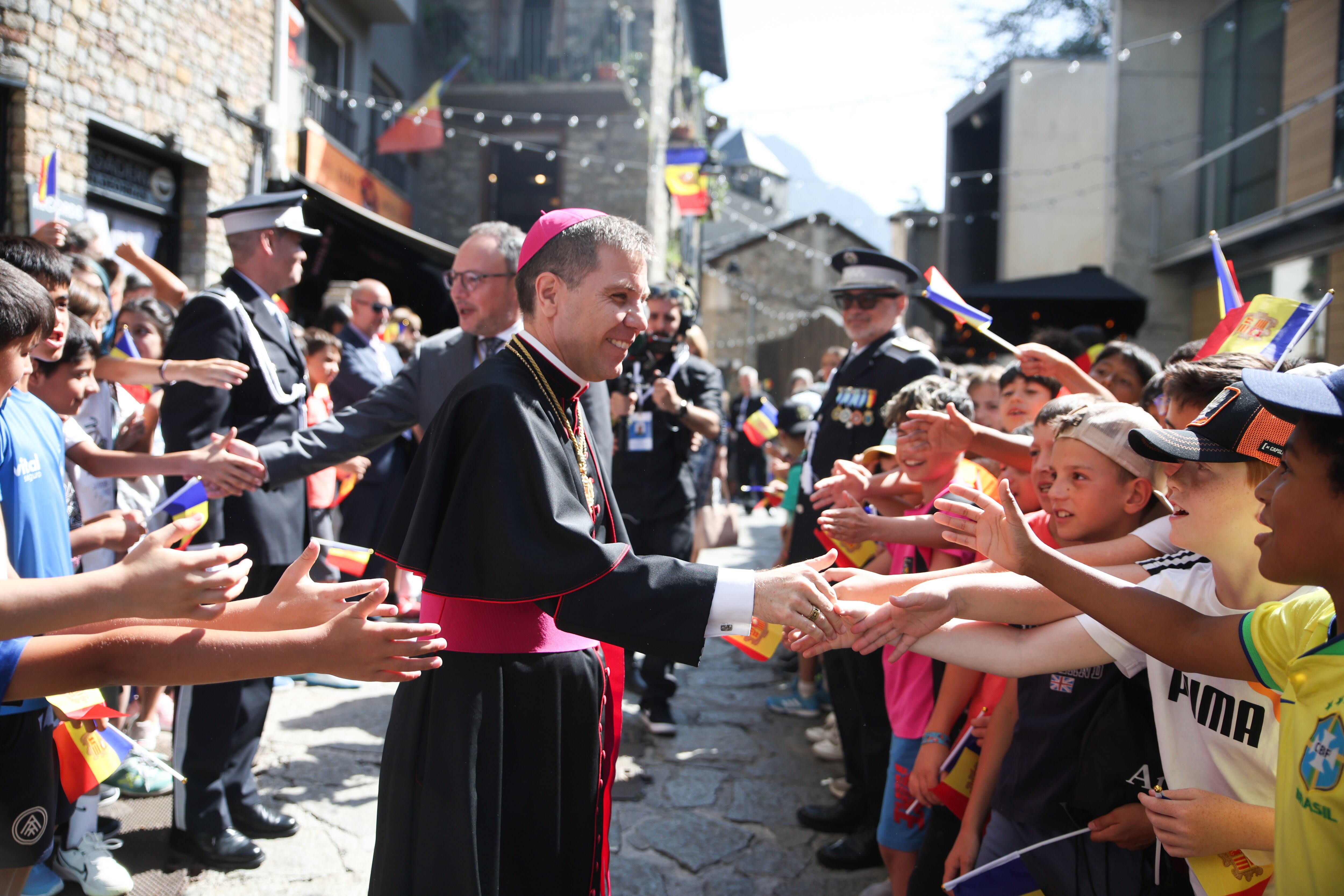 Arribada del copríncep episcopal a Casa de la Vall, rebut per centenars d'infants