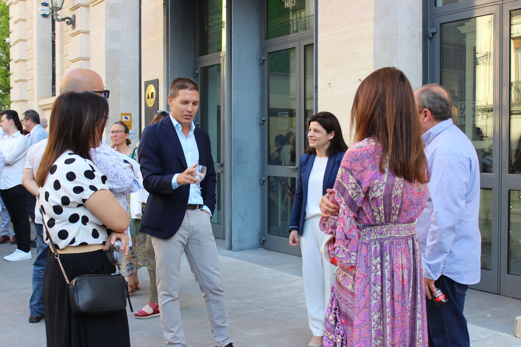 Iñaki Berenguer conversando antes del acto con profesores del IES Pare Arques de Cocentaina