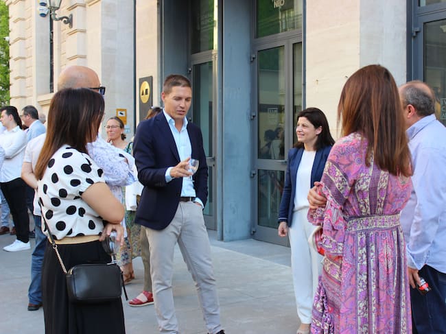 Iñaki Berenguer conversando antes del acto con profesores del IES Pare Arques de Cocentaina