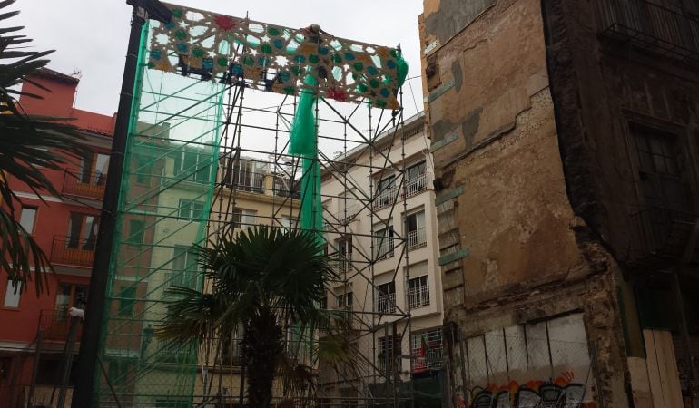 Trabajos de montaje de ARS, una de las intervenciones urbanas programadas en el festival Intramurs