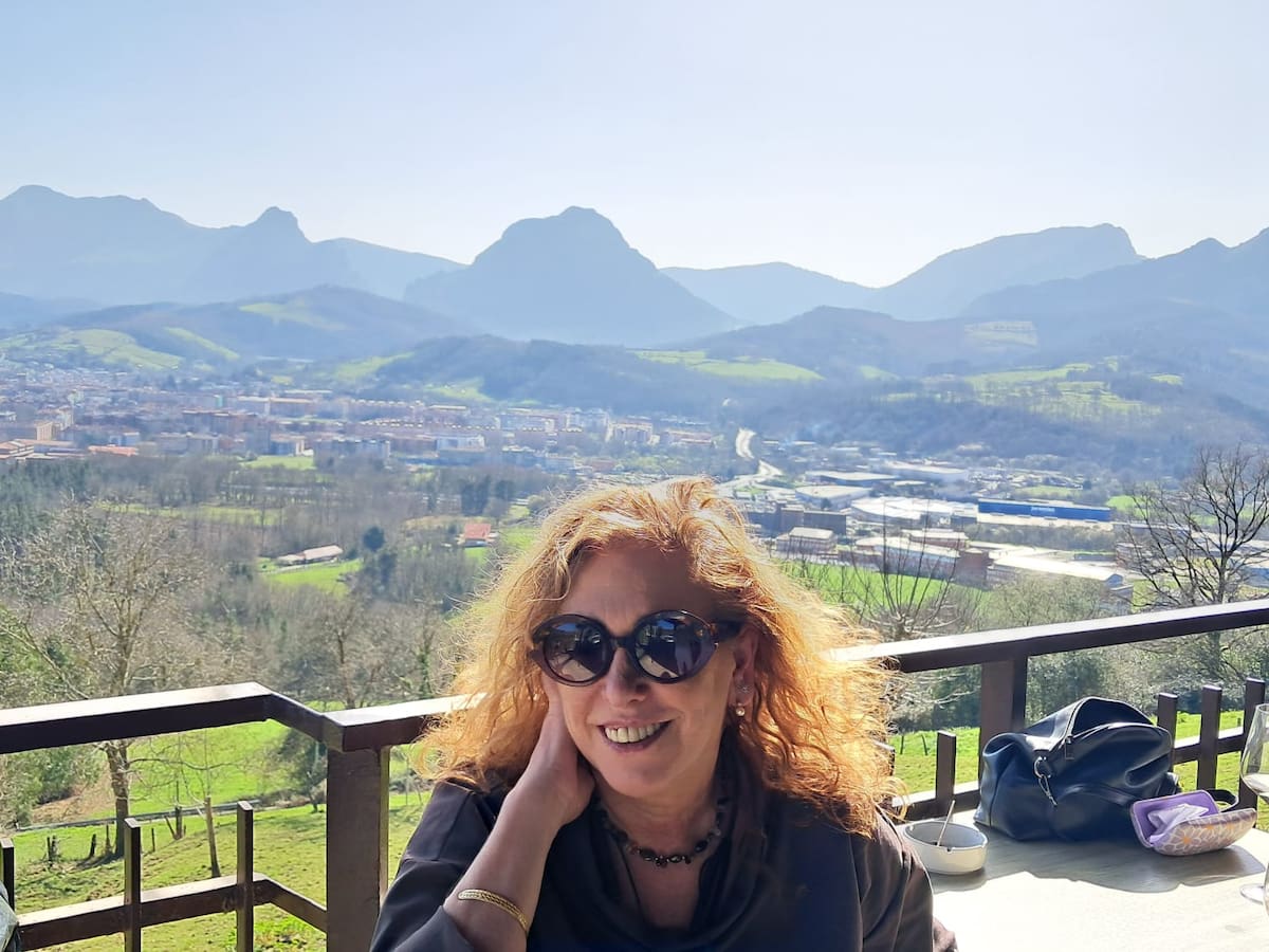 Comer con un "skyline" con montes como el Anboto