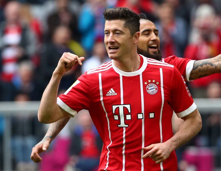 Robert Lewandowski celebra un gol con el Bayern en la Bundesliga.