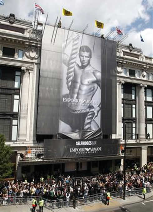 El jugador dice estar &quot;orgulloso pero un poco avergonzado&quot; por el gigantesco cartel publicitario, en el que aparece con unos calzoncillos negros, que ha sido desplegado en la calle Oxford Street de Londres