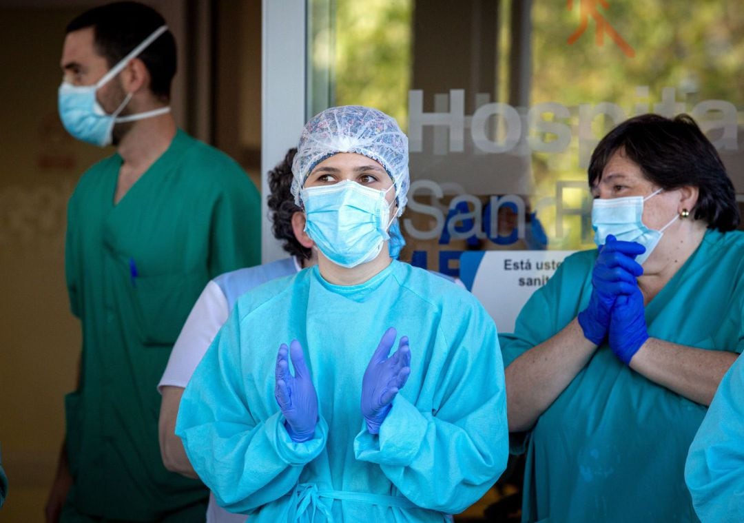 Los sanitarios siguen recibendo los aplausos todos los días a las 20:00 horas