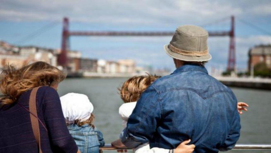 Familia contemplando el Puente Colgante de Portugalete