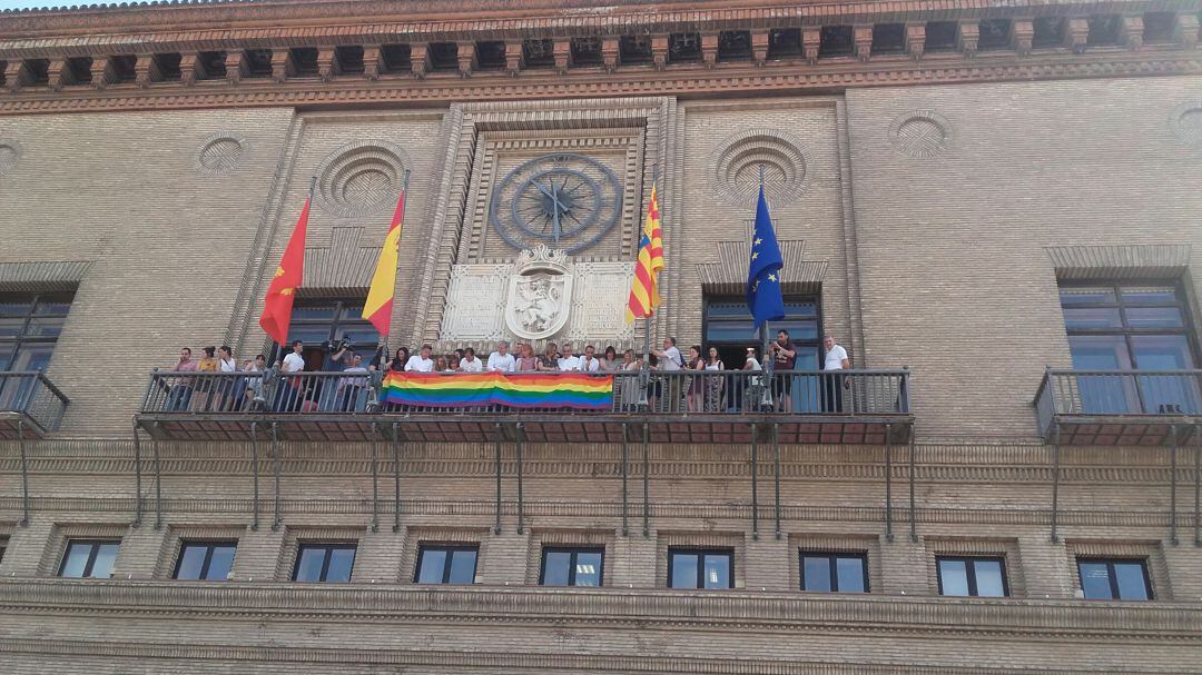 Momento de la colocación de la bandera arcoiris en el ayuntamiento de Zaragoza 