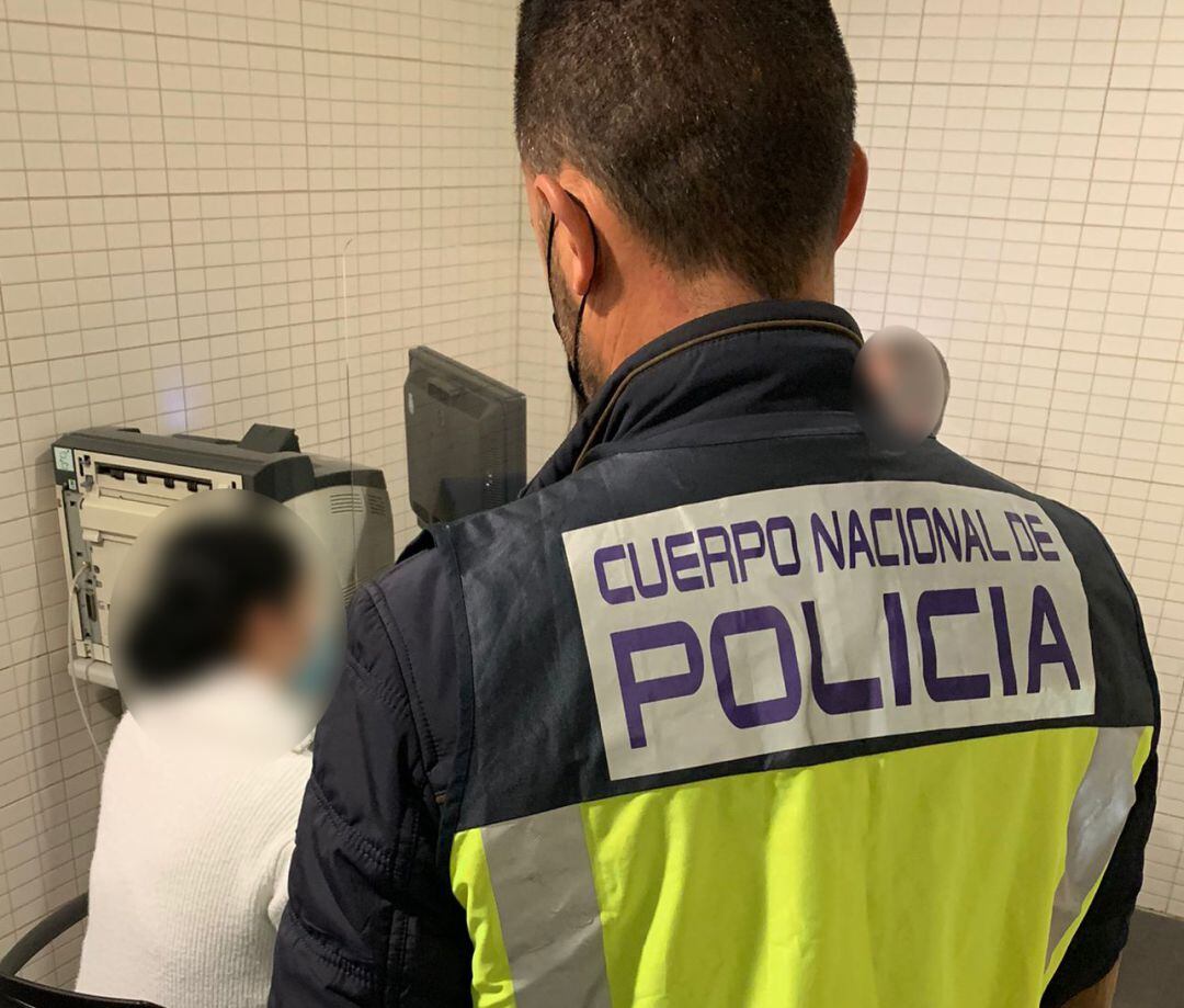 La Policía Nacional detiene en Alicante a una mujer con dos reclamaciones desde el juzgado de Alcoy.
